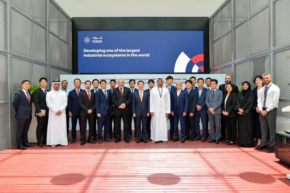 Representatives from the project partners sign the new agreement in Abu Dhabi. Source: KIZAD/Reuters.