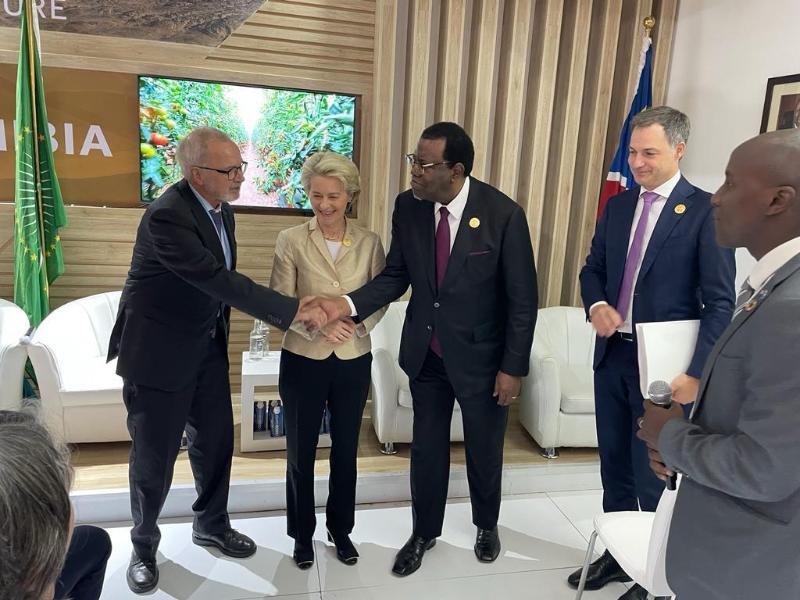 Commission President Ursula von der Leyen and Namibian President Hage Geingob sign the new strategic partnership at COP27. Source: EIB.