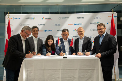 Topsoe, Copenhagen Atomics, Alfa Laval, Aalborg CSP, Pupuk Kaltim and Pertamina New & Renewable Energy sign the new MoU in Indonesia. Source: Copenhagen Atomics.