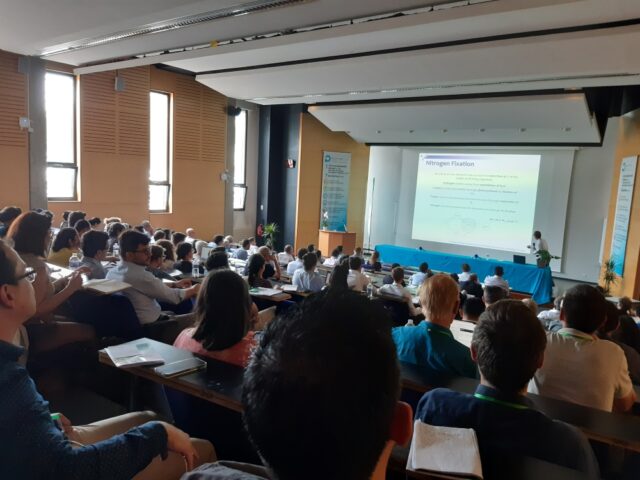 Attendees listen to the plenary session at the 2nd Symposium on Ammonia Energy in Orleans, France.